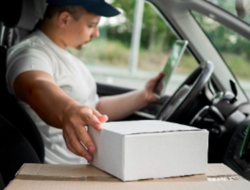 vista-lateral-entregador-no-carro.jpg